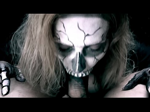❤️ Ragazza demonia chì succhia u cazzo cù a so bocca nera è ingoia cum. Video cazzo à co.vanalize.ru ️❤